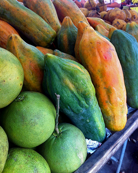 Huge papayas and pomelos at a Thai market